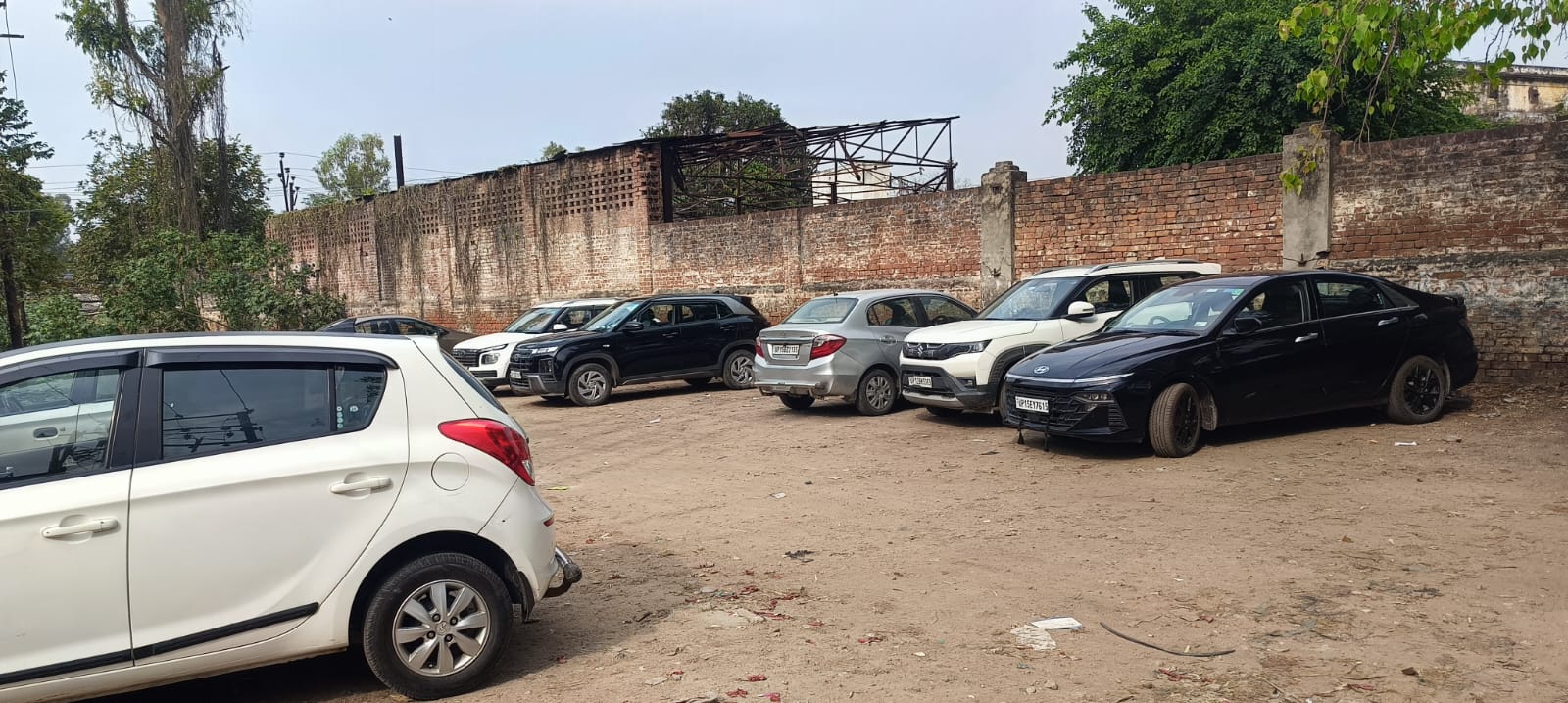 अवैध पार्किंग की धनवर्षा से कैंट बोर्ड अफसर बेखबर