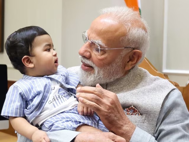 नन्हें मेहमान से इस तरह मिले पीएम मोदी