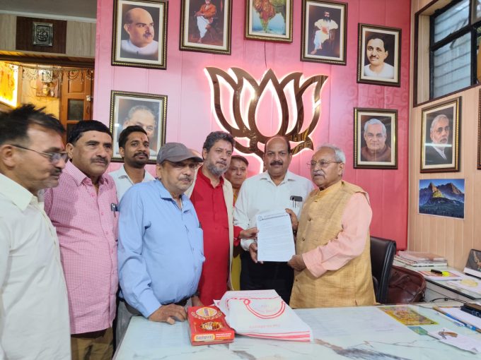 यूजीसी के मुद्दे पर डा. लक्ष्मीकांत वाजपेयी का घेराव