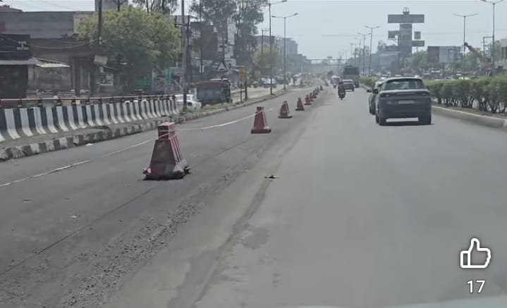 एक ही बारिश में उधड़ गई बाईपास की सड़क