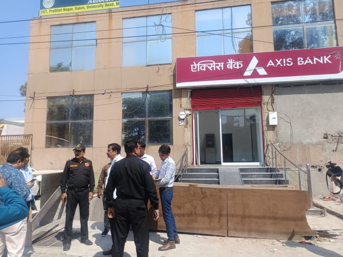 त्यागी हॉस्टल की दुकानें सील करने पर बवाल