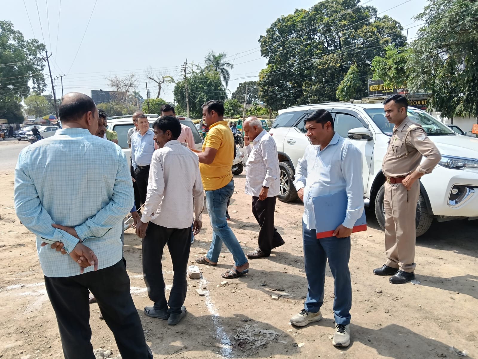 कैंट अफसरों ने विधायक की मौजूदगी में पहले बसाया फिर दिया उजाड़