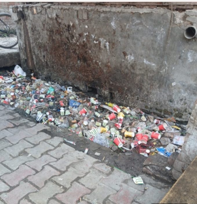 अटे हुए नाले नालियां परोस रही हैं बीमारियां