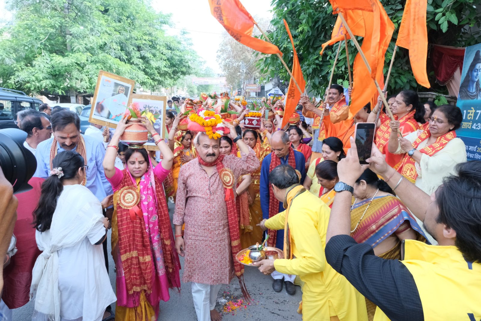 भव्य कलश यात्रा के साथ भगवान शिव कथा का शुभारंभ