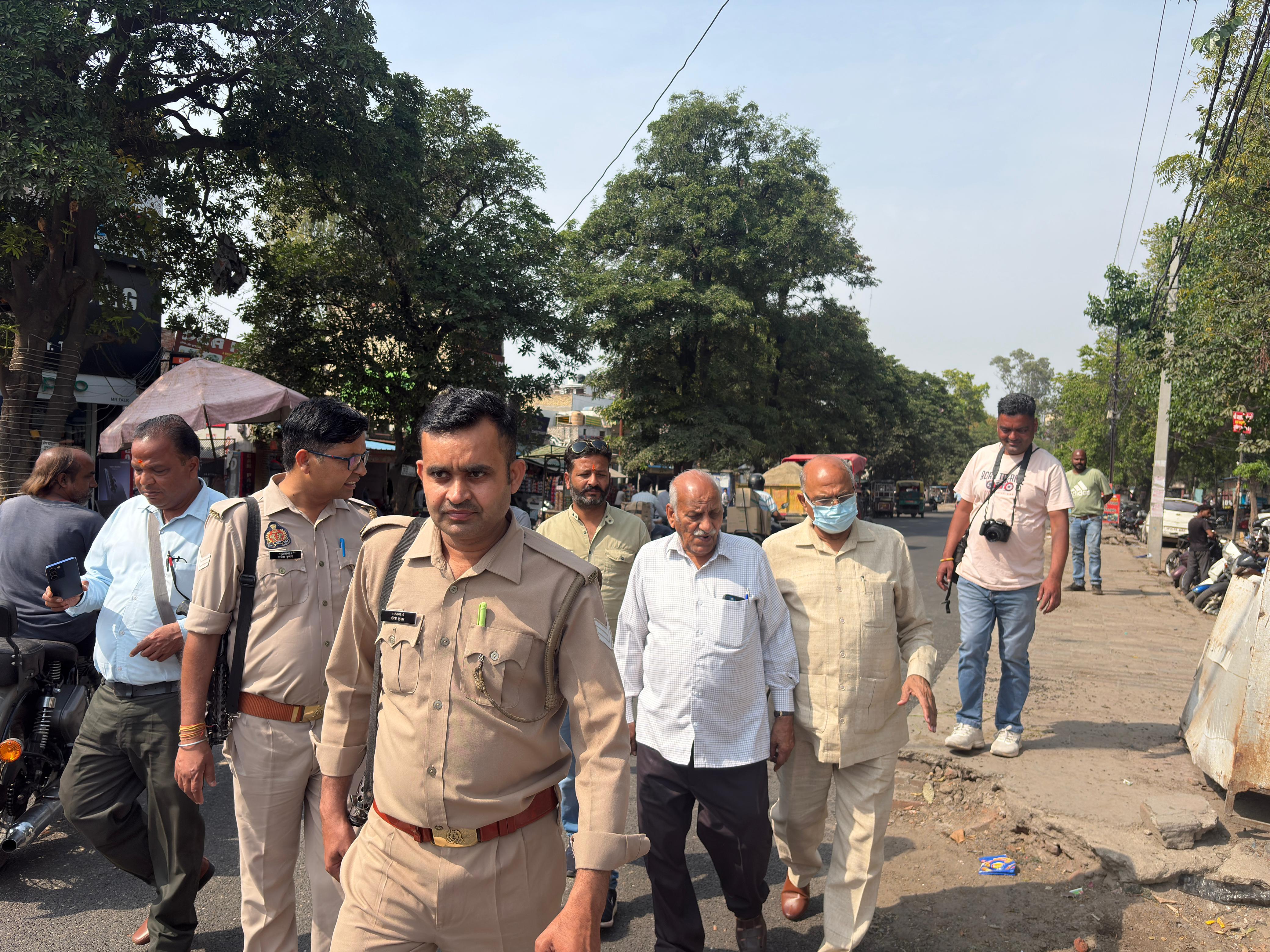 कैंट विधायक व सदस्य ने किया संकरे पुल का निरीक्षण