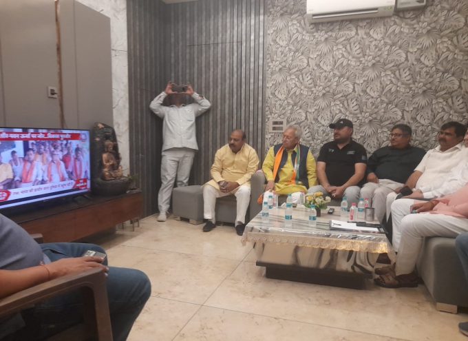 डा. वाजपेयी ने सुनी पीएम के मन की बात