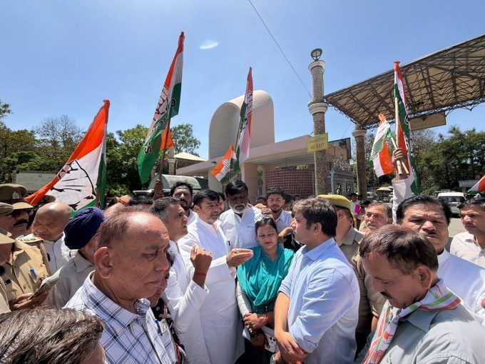 महापौर के घेराव का एलान किया था