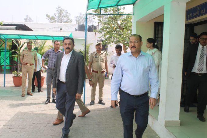 डीजे व डीएम पहुंचे नारी निकेतन