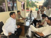 महिला नेत्री हिरासत में कांग्रेसियों ने घेरा थाना