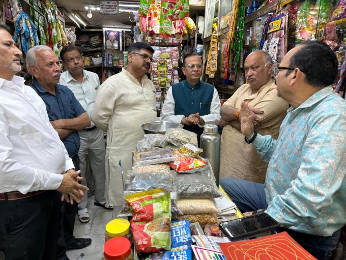 वारदात के शिकार व्यापारियों से मिले विनीत शारदा