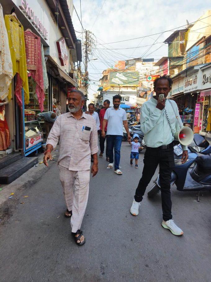 रात में सीईओ कैंट उतरे सड़कों पर