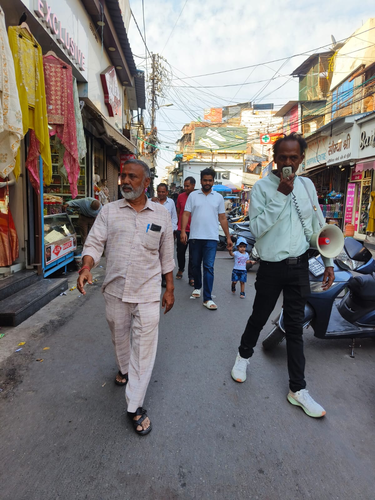 रात में सीईओ कैंट उतरे सड़कों पर