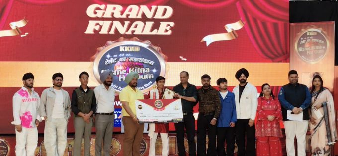 ट्रॉफी जीत कर मेरठ का नाम किया रोशन