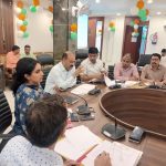 जिलाधिकारी की अध्यक्षता में जिला स्तरीय अधिकारियों की बैठक