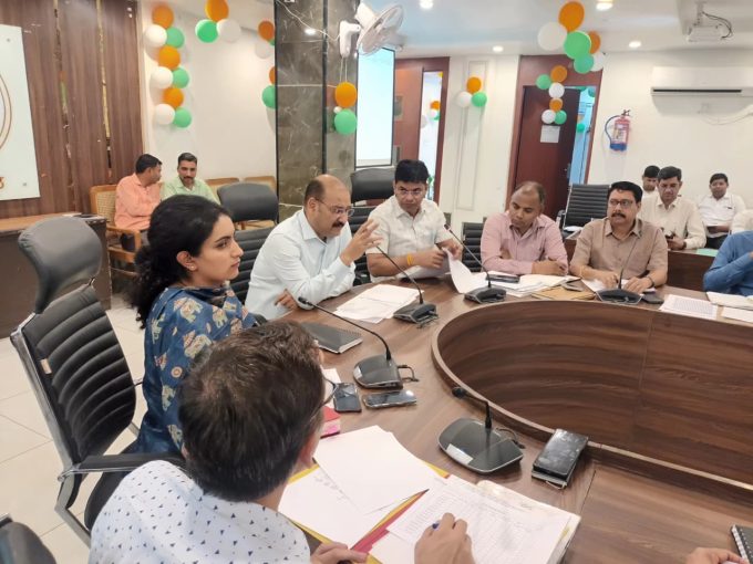 जिलाधिकारी की अध्यक्षता में जिला स्तरीय अधिकारियों की बैठक