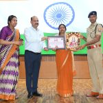 अंजू पाण्डेय को किया डीएम व एसएसपी ने किया सम्मानित