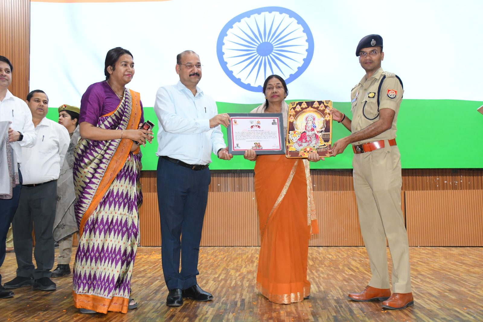 अंजू पाण्डेय को किया डीएम व एसएसपी ने किया सम्मानित