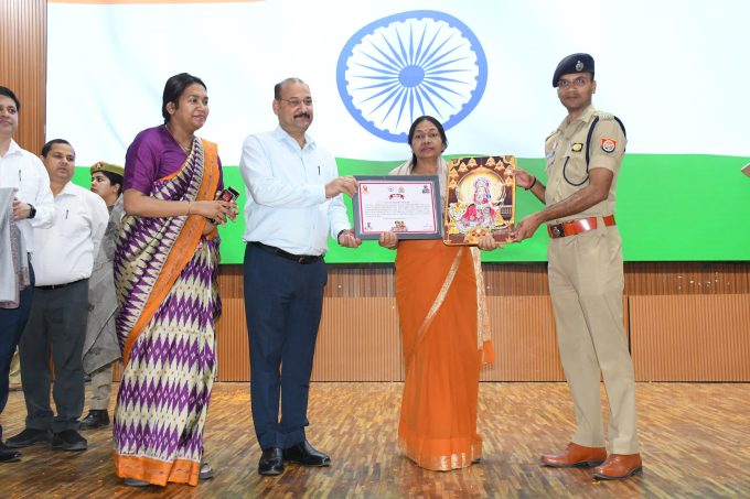 अंजू पाण्डेय को किया डीएम व एसएसपी ने किया सम्मानित