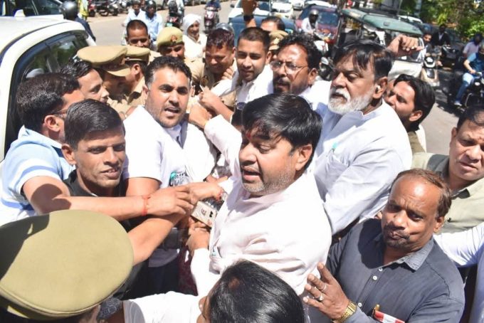 पुलिस देखती रह गयी कांग्रेसियों ने फूंक दिया पुतला