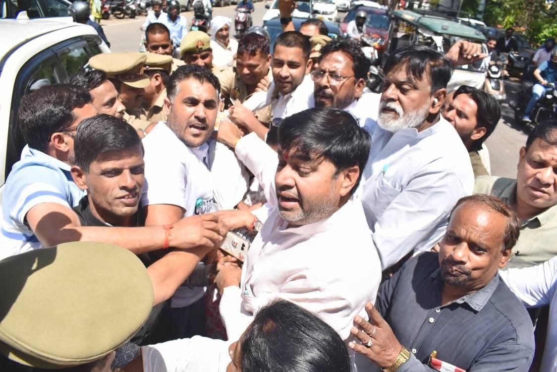 पुलिस देखती रह गयी कांग्रेसियों ने फूंक दिया पुतला