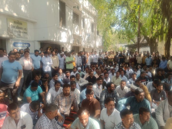 छंटनी के विरोध में हाईकोर्ट में रिट