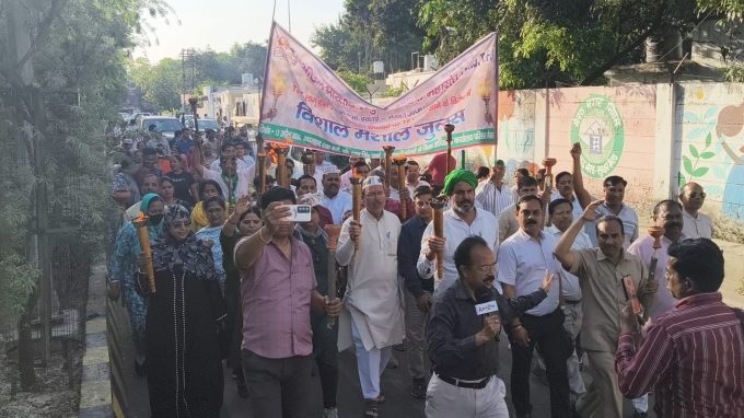 टीईटी की अनिवार्यता के विरोध में मशाल जुलूस