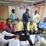 सहायक आवास आयुक्त से मिले व्यापारी नेता