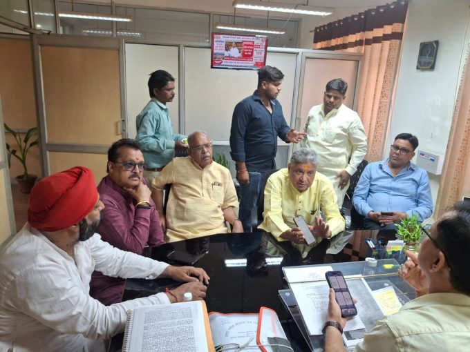 सहायक आवास आयुक्त से मिले व्यापारी नेता