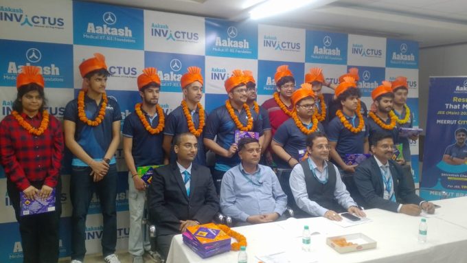 उत्कर्ष खोखर यूपी टाॅपर बने