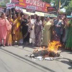 भाजपा की महिला नेत्रियों ने फूंका विपक्षी दलों का पुतला