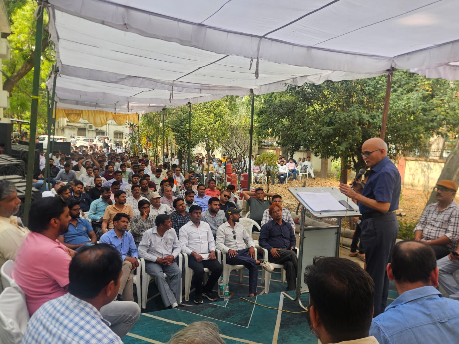 अभियंताओं एवं संविदा कर्मियों का विशाल जमावड़ा