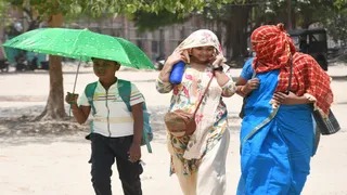 जिस्म झुलसा रही आसमान से बरस रही आग