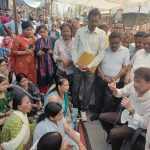 अब धरना खत्म करने को लेकर हाे रही रार