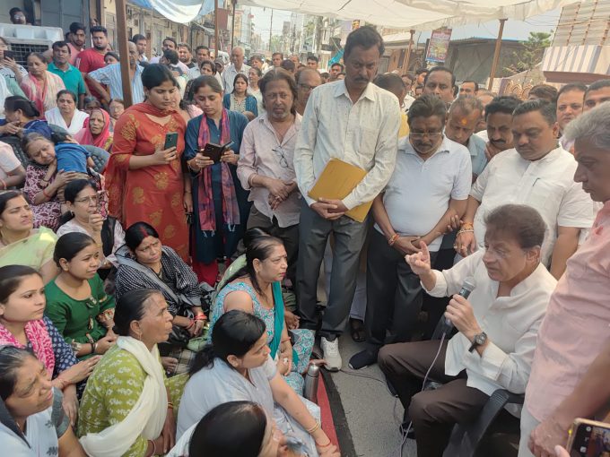 अब धरना खत्म करने को लेकर हाे रही रार