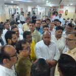 भाजपा नेता पहुंचे घायल व्यापारी को देखने