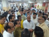 भाजपा नेता पहुंचे घायल व्यापारी को देखने