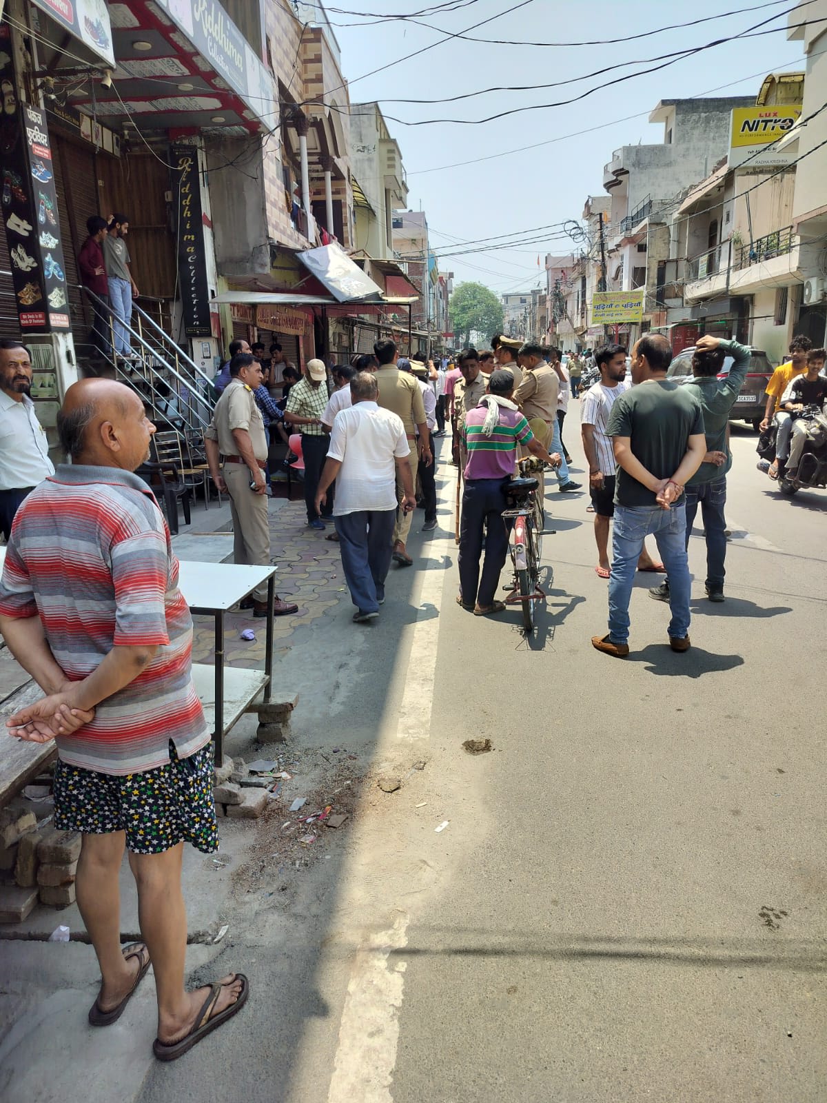 छोटे मकानों पर भी नोटिस चस्पा हंगामा, महिलाएं बेहोश