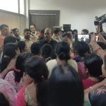 नोटिसों से नाराज महिलाओं का आवास विकास पर धाबा