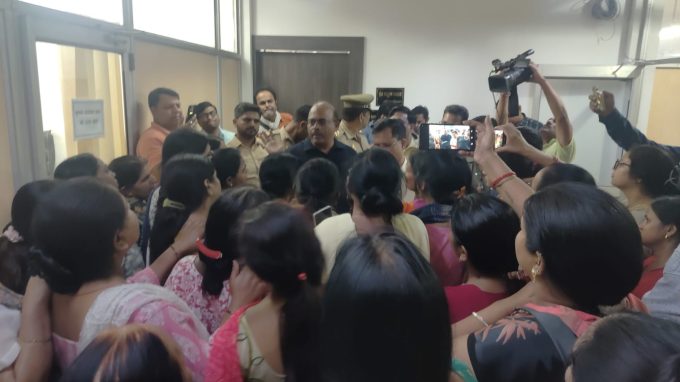नोटिसों से नाराज महिलाओं का आवास विकास पर धाबा