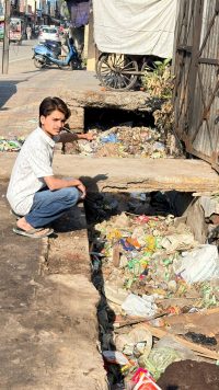 वार्ड 39 माता का बाग इलाके में नाली में सड़क