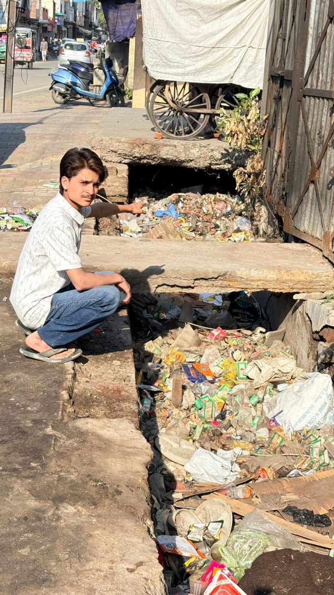 वार्ड 39 माता का बाग इलाके में नाली में सड़क