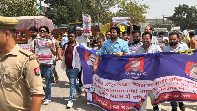 सरकार के फैसले के खिलाफ सड़कों पर ट्रांसपोर्टर