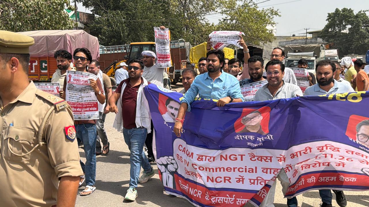 सरकार के फैसले के खिलाफ सड़कों पर ट्रांसपोर्टर