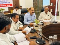 रोड सेफ्टि को लेकर डीएम ने ली बैठक विधायक रहे मौजूद