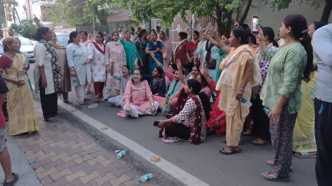 सैक्टर तीन व चार की महिलाओं का धरना जारी आरपार का एलान