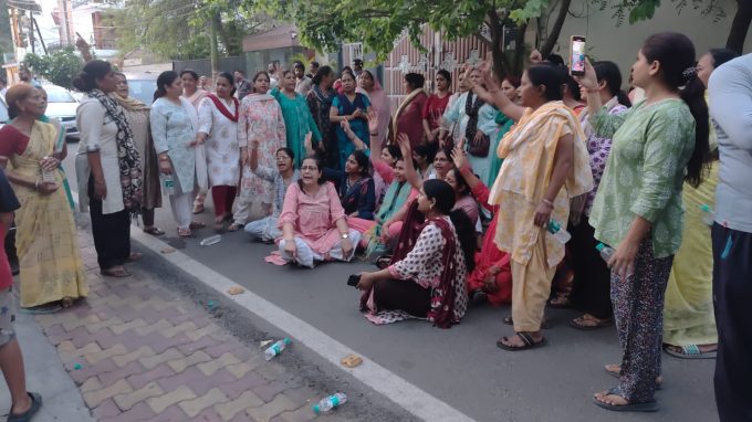 सैक्टर तीन व चार की महिलाओं का धरना जारी आरपार का एलान