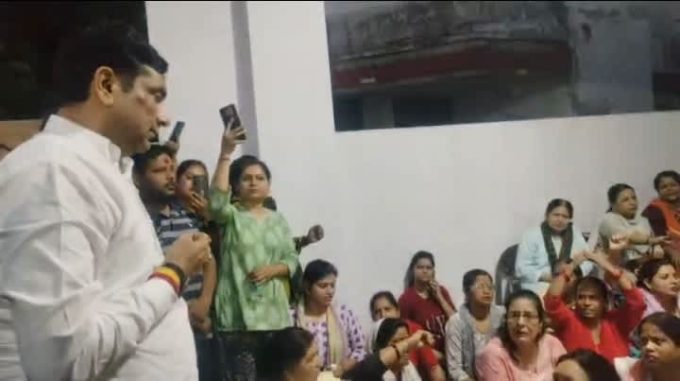 डा. साेमेन्द्र तोमर के आवास पर महिलाओं ने बोला धावा