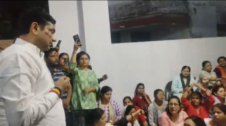डा. साेमेन्द्र तोमर के आवास पर महिलाओं ने बोला धावा