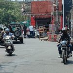 सड़क पर दुकान का सामान ट्रैफिक जाम