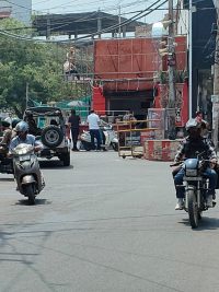 सड़क पर दुकान का सामान ट्रैफिक जाम